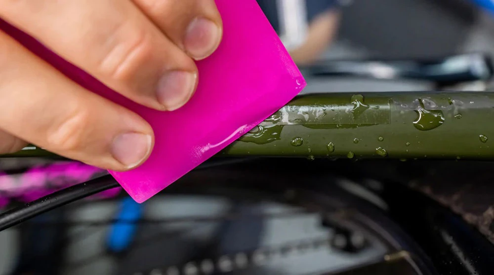 Muc-Off Raclette D'application 3 Muc-Off Raclette D'application – Image 3